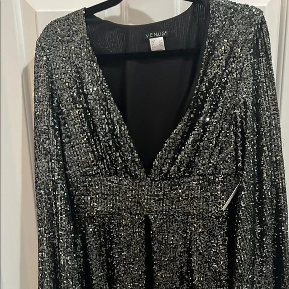 Elegant Black Sequin open front Dress - Picture 3 of 4